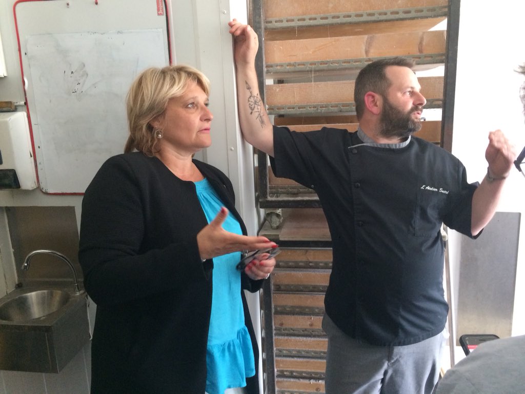Artisanat33's tweet photo. Nathalie Laporte et François Dussourd échangent avec le Sous-Préfet à Podensac #proximité #artisanat #artisan #patissier #sudgironde https://t.co/iSB37bAMrU