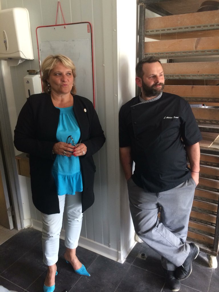 Artisanat33's tweet photo. Nathalie Laporte et François Dussourd échangent avec le Sous-Préfet à Podensac #proximité #artisanat #artisan #patissier #sudgironde https://t.co/iSB37bAMrU