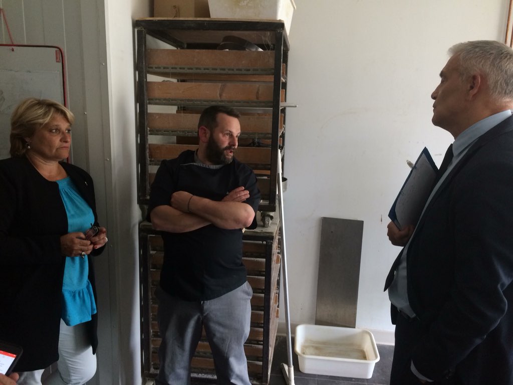 Artisanat33's tweet photo. Nathalie Laporte et François Dussourd échangent avec le Sous-Préfet à Podensac #proximité #artisanat #artisan #patissier #sudgironde https://t.co/iSB37bAMrU