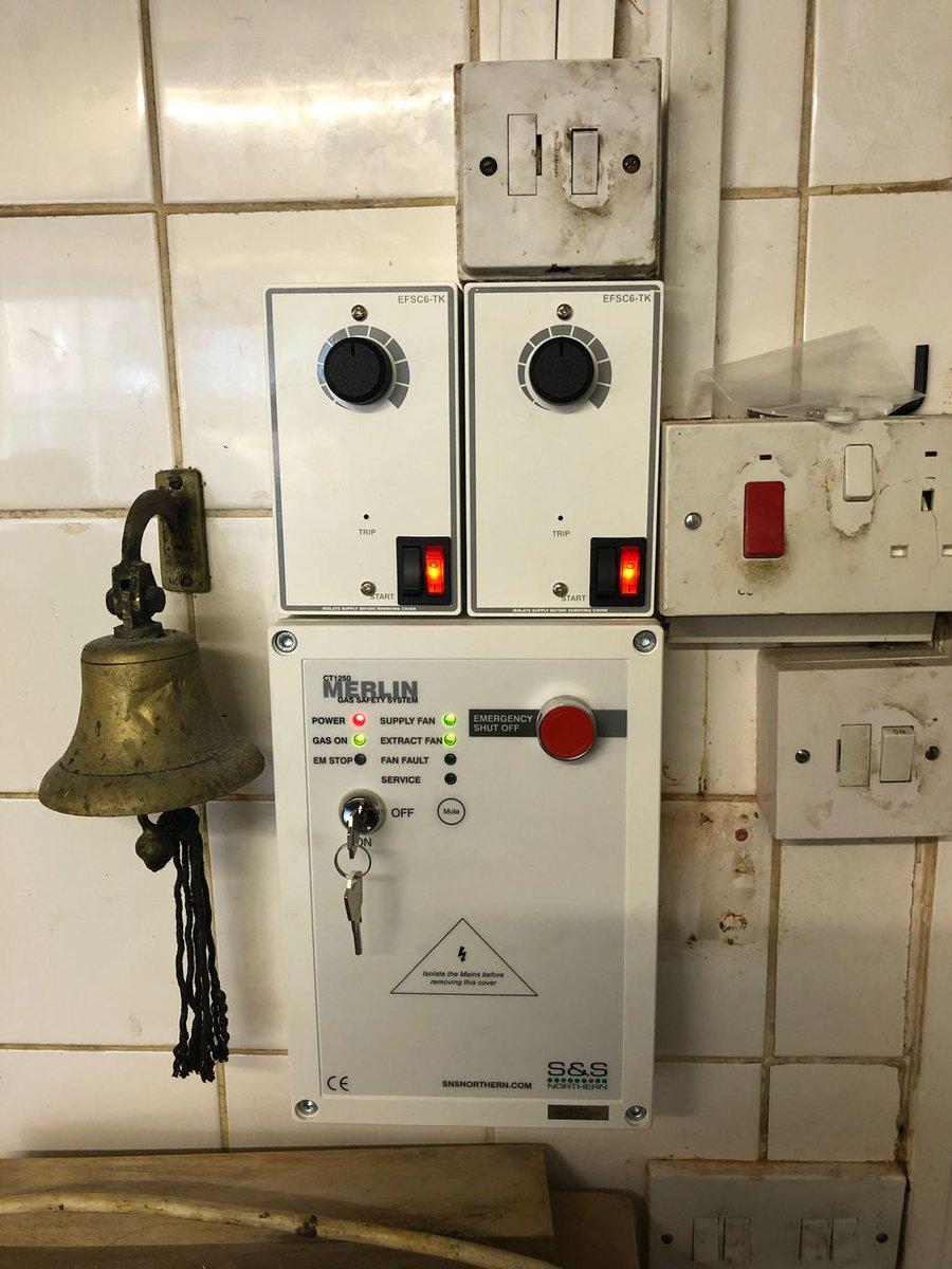 Tyrrellservices's tweet photo. This kitchen has been brought up to #gassafe #regulations a massively undersized canopy replaced with the correct overhang and now with fresh air supply. Complete with @snssouthern interlock system. Re routed gas supply 
#gas #safe #install #compliant #engineers #catering #canopy https://t.co/vA5glv8GOS