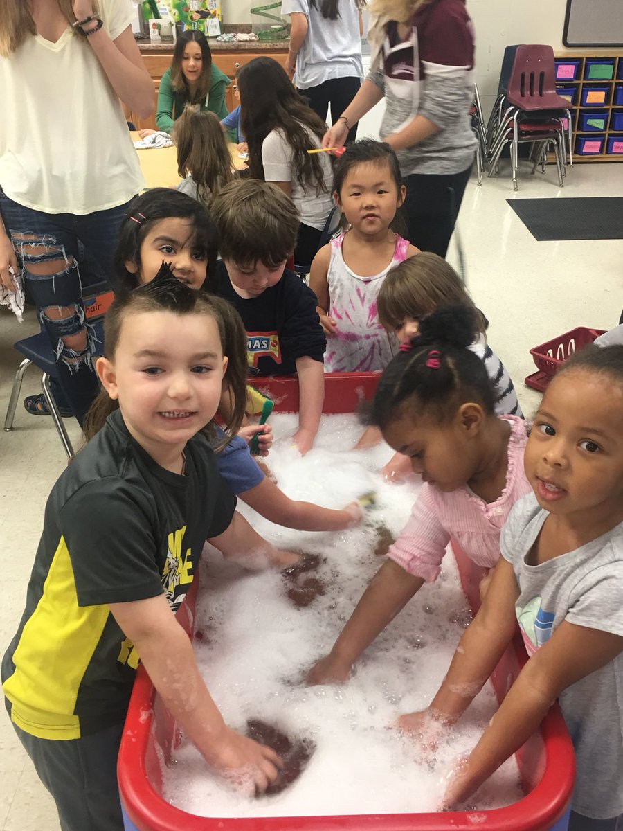 AingenitoFACS's tweet photo. #cleanup #preschool #fpschat @PelechStanley @FHSDalers @JenniferJOlsen Everyone is responsible to clean up! https://t.co/Mg9ngFb6EZ