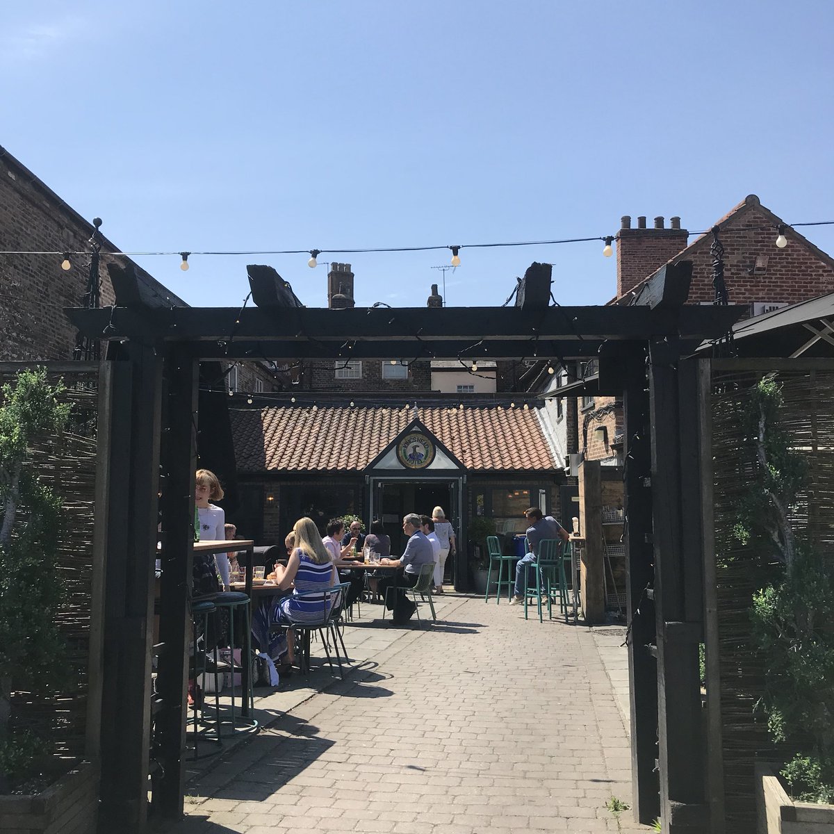 KingsHeadBev's tweet photo. It’s turning out to be a SCORCHER of a day, perfect for the Races!☀️☀️🏇🏿🏇🏿
The beer garden is in full swing and we are loving it! 
Pop in and grab a table wether that’s for a drink or some food, don’t forget we have 50% off steaks all day 🥩 https://t.co/ukb5rc1ZdO