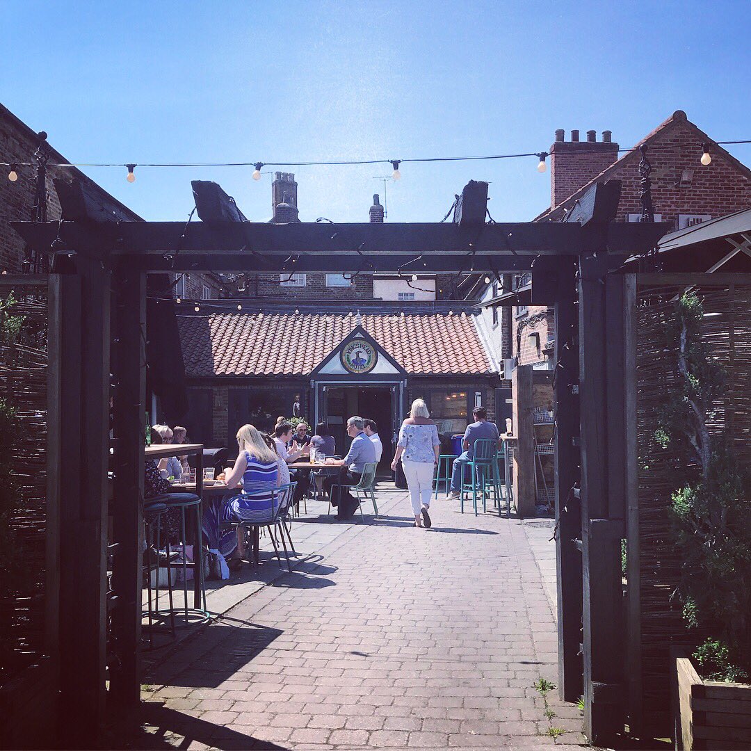 KingsHeadBev's tweet photo. It’s turning out to be a SCORCHER of a day, perfect for the Races!☀️☀️🏇🏿🏇🏿
The beer garden is in full swing and we are loving it! 
Pop in and grab a table wether that’s for a drink or some food, don’t forget we have 50% off steaks all day 🥩 https://t.co/ukb5rc1ZdO