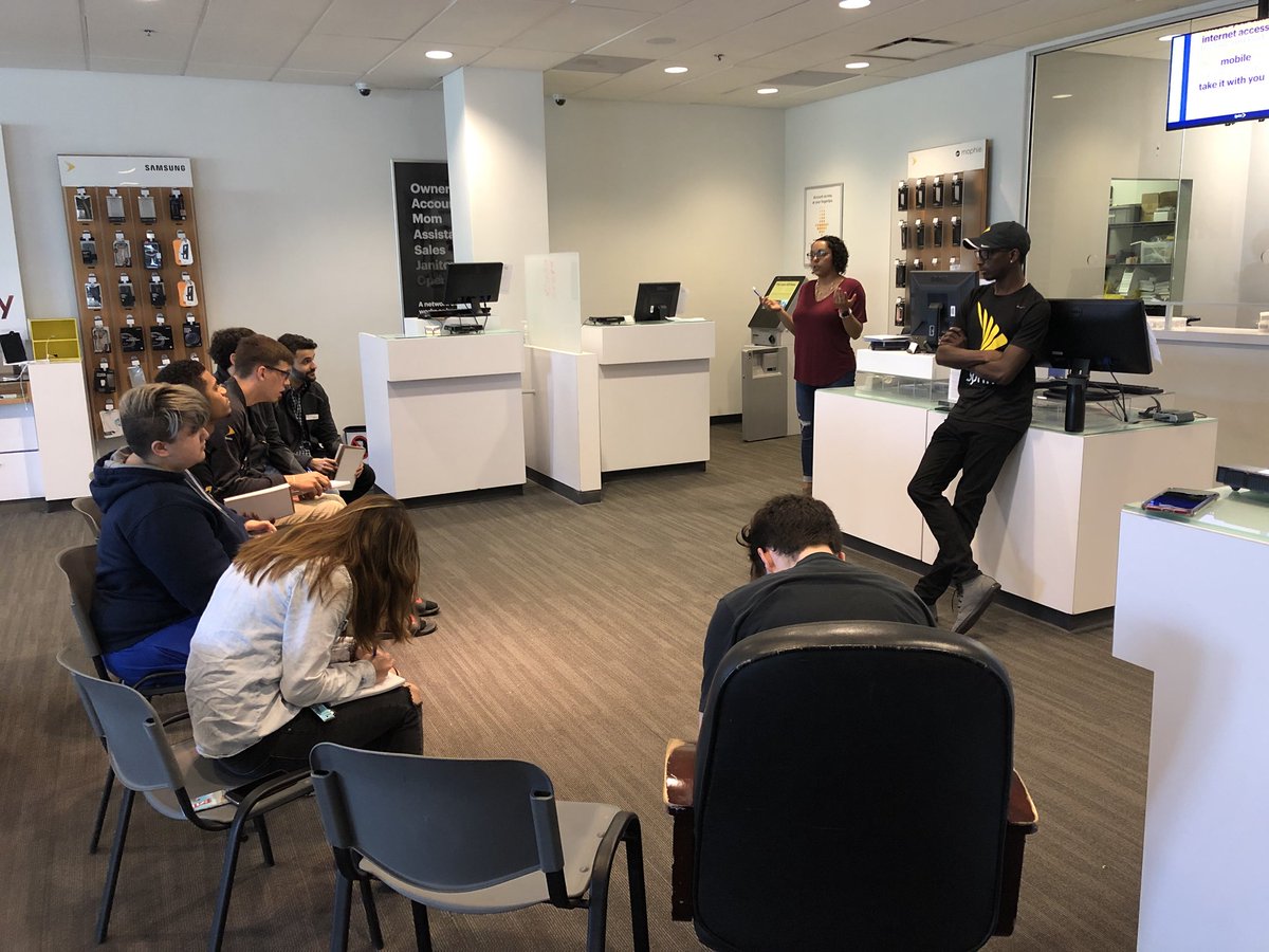 sprint_store300's tweet photo. Marz rolling out a FAB workshop in Tuesday Training.  This team is #movin. @chriswedin @jbarne30 @MartyHayes11 @mark_nachman https://t.co/QLj6VNwUVw