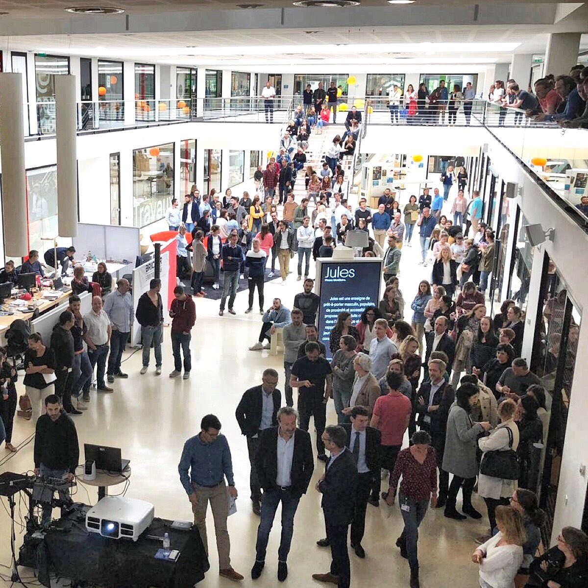 happychicgroup's tweet photo. Rassemblement ce midi pour notre rendez-vous mensuel avec nos collaborateurs @bizzbee @Brice_Officiel @Jules_com @LaGentleFactory
#Corporate https://t.co/4Salv4BzkL