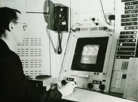 Ivan Sutherland wird morgen 80 Jahre alt. In unserem Blog blicken wir auf die Karriere des Pioniers der Computergrafik zurück, die auch durch die Erfindung der ersten Virtual Reality Technik – „The Ultimate Display“ – geprägt ist: blog.hnf.de/thank-you-ivan… Foto: <a href="/ComputerHistory/">Computer History Museum</a>