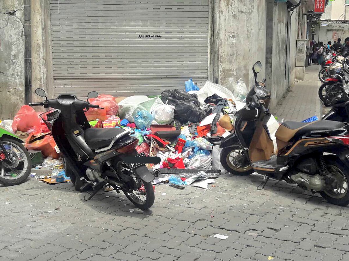 SaNaChAnZ's tweet photo. Wamco ah vee roadha hadhiyaa miothy 🤦🏻‍♀️ https://t.co/1VYu1TVrlp