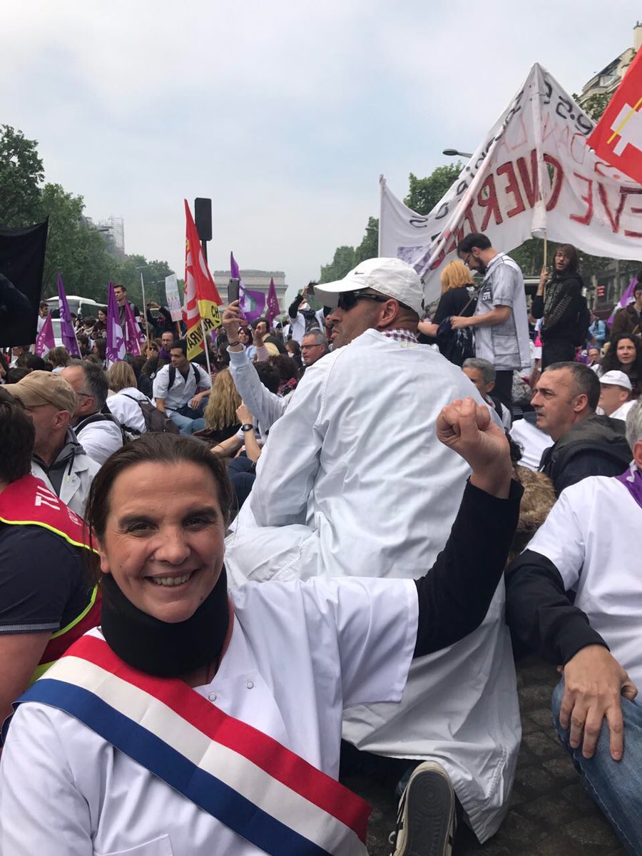 CarolineFiat54's tweet photo. #Marée Blanche les soignants bloquent les Champs Elysée 👍🏻✊🏻 https://t.co/aFdYFEfQVS