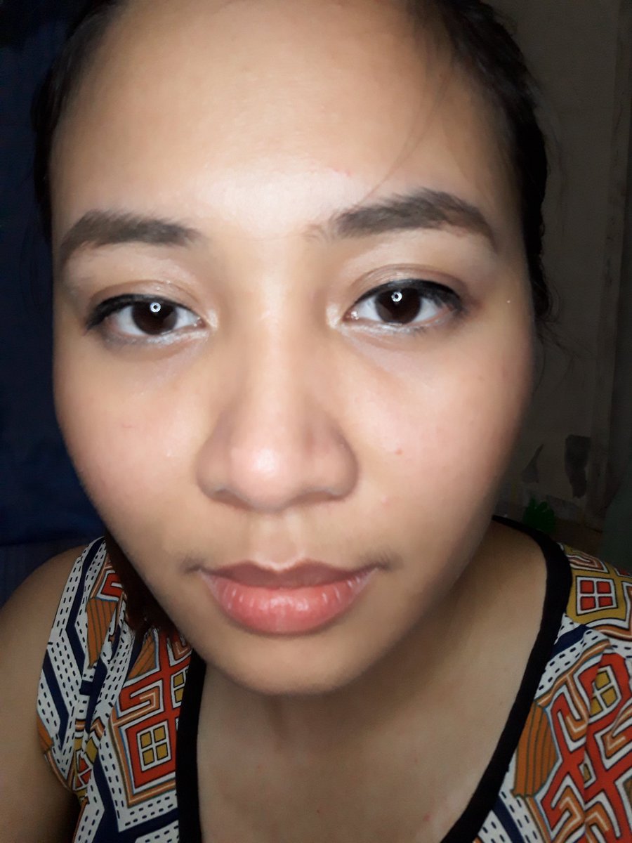 ajdlsrysx's tweet photo. Guys, triny ko bumili ng liquid eyeliner at white eyeliner sa watsons wahahahaha medyo sinipag yung saleslady magtry sa akin sinamahan nya pa ng pa-mascara 😂 (selfie light c/o my manager) #thanks4ursupport https://t.co/YcTlSKWavA
