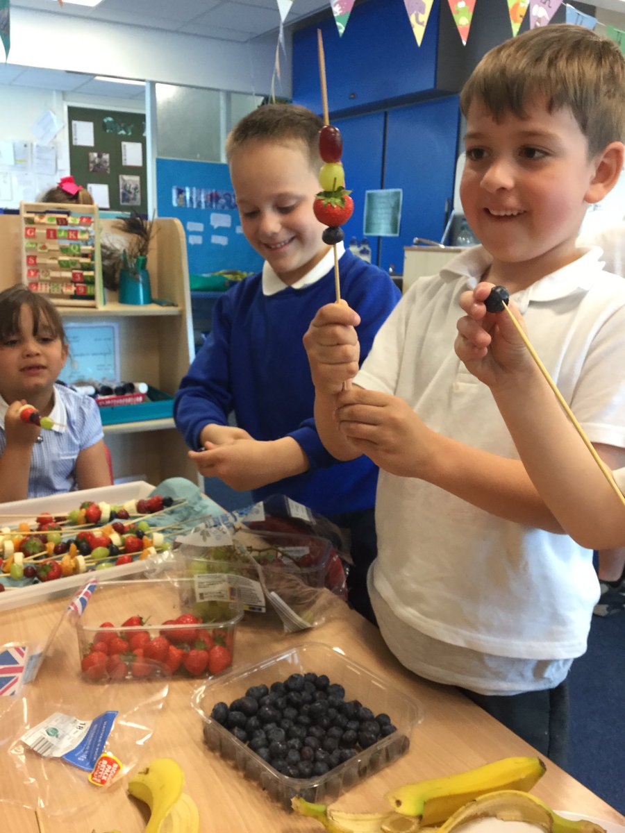 Y1HollyClass's tweet photo. Today we are making fruit kebabs and creating healthy eating triangles. https://t.co/cXNYZPYNhY