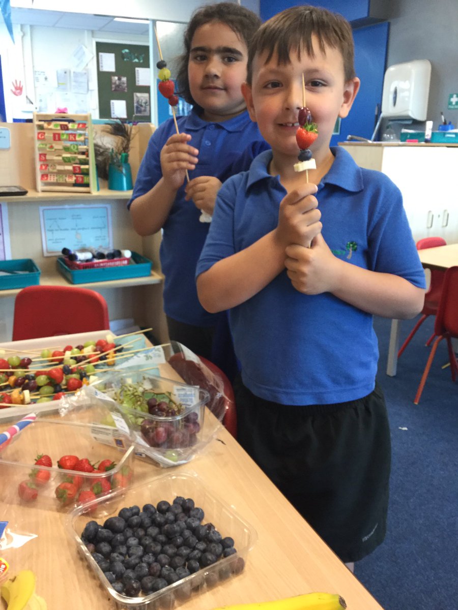 Y1HollyClass's tweet photo. Today we are making fruit kebabs and creating healthy eating triangles. https://t.co/cXNYZPYNhY