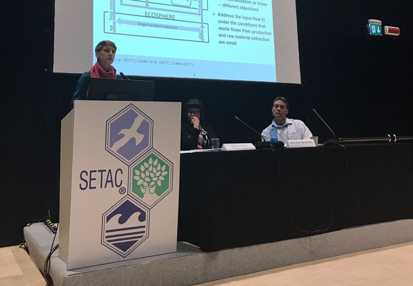 SinaLeipold's tweet photo. How can we measure a sustainable #circulareconomy? @HelanderHl unveiling indicators for the life cycle of products at #setac2018 #setacRome https://t.co/zUZH5azNaZ