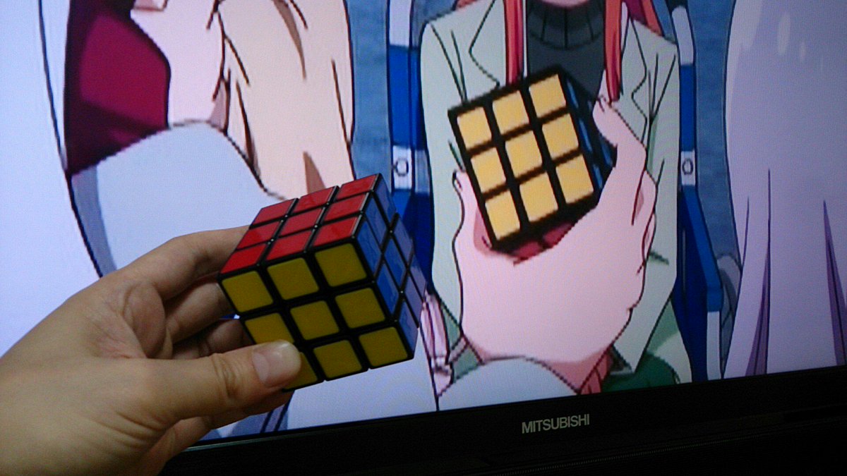 しゅおん ゴールドシップが持ってるルービックキューブ 掌に隠れてる部分が赤なら日本配色 オレンジなら世界標準配色 自分のは世界標準配色で 赤は上面にくるようです 別の話数では黄色と緑が隣り合わせだったのでこの時は世界標準配色かもしれない