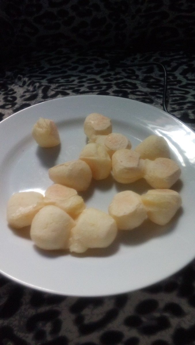 jcfaixapreta's tweet photo. Mozão fez, pãozinho de queijo 😍 https://t.co/tUASGpoBo2