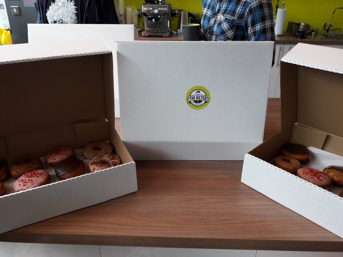 FanDuelCareers's tweet photo. 🍩🍩🍩🍩 It's National Doughnut Week &amp; here at FanDuel we do love a doughnut!
Shout out to @tantrumdoughnut and @thekilteddonut for the tasty treats!
.
#fanduellife #fanduelfaces #nationaldoughnutweek #tantrumdoughnuts #thekilteddonut #yummy #afternoonsnack #donutworrybehappy https://t.co/FY3chBOHfa