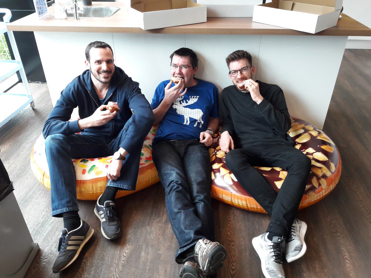 FanDuelCareers's tweet photo. 🍩🍩🍩🍩 It's National Doughnut Week &amp; here at FanDuel we do love a doughnut!
Shout out to @tantrumdoughnut and @thekilteddonut for the tasty treats!
.
#fanduellife #fanduelfaces #nationaldoughnutweek #tantrumdoughnuts #thekilteddonut #yummy #afternoonsnack #donutworrybehappy https://t.co/FY3chBOHfa