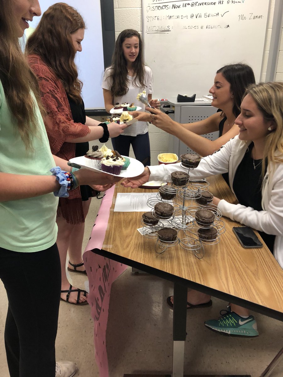 THS_DECA's tweet photo. Successful day @ cupcake wars (featuring your 2018-19 officer team 😝) https://t.co/L9hApDvzMK