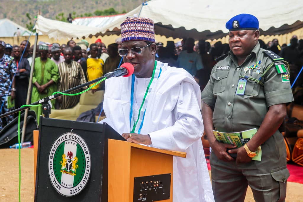 PLSGovt's tweet photo. Flagging off the sale of fertilizer is now a reoccurring decimal on our calendar in #PlateauState. The best part of it is the fact that farmers are able to access products at subsidized prices all over the State. The agric sector is indeed a beneficiary of the #RescueMission https://t.co/jaBkRaAfRg