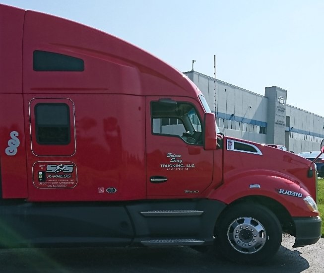 sstransportnd's tweet image. Some beautiful shots sent in from Larry yesterday at MCI in Louisville #truckerviews #truckingviews #truckerlife