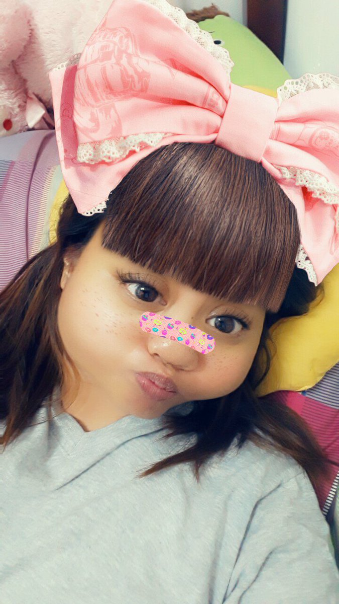 indhaisawi's tweet photo. Snapchat muna bago matulog. 😂 https://t.co/S93LUxTZCR