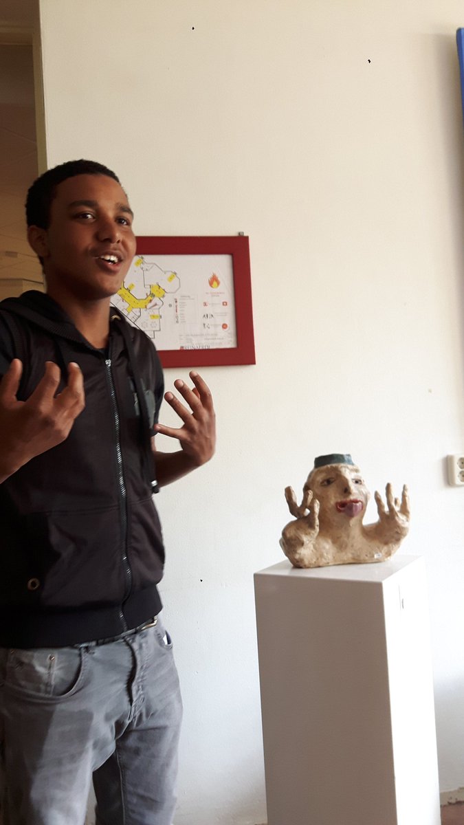 LindaOstendorp's tweet image. Op bezoek bij atelier de Wijde Doelen @ReinaerdeZorg.
Hendrik vertelt over zijn werk. Cool!!!
#BuitenGewoonKunst #outsiderart