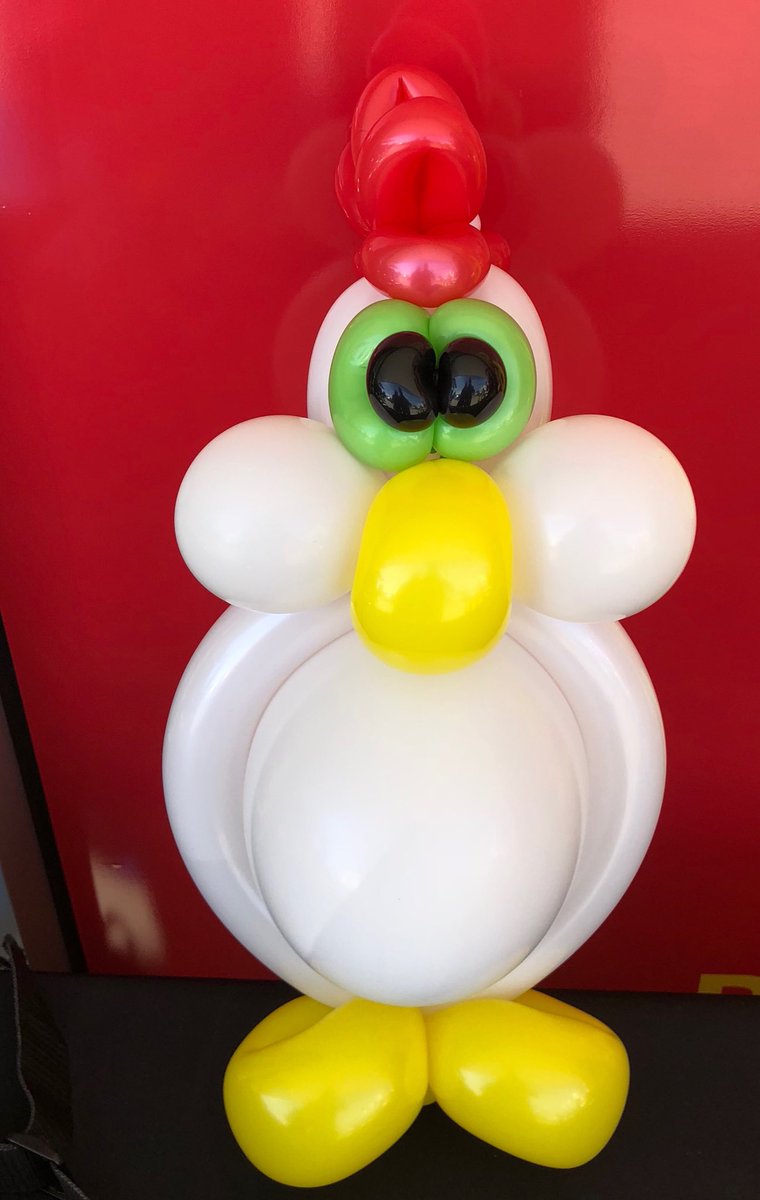 twisted_mick's tweet photo. I made a chicken #twistedmick #chicken #balloonart https://t.co/kdTqHwWQzi