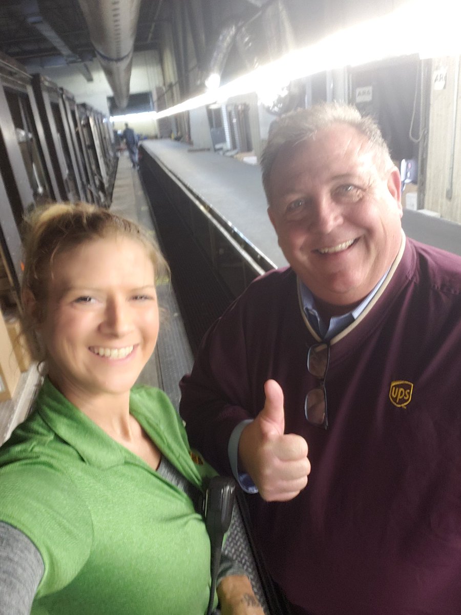 jens4hd03's tweet photo. Big bosses approval @stuseverson @JohnVPeters @cmiles417 #700line #doorsdown @UPSers #selfiewithpegleg @NP_UPSers https://t.co/illHnR8Odm