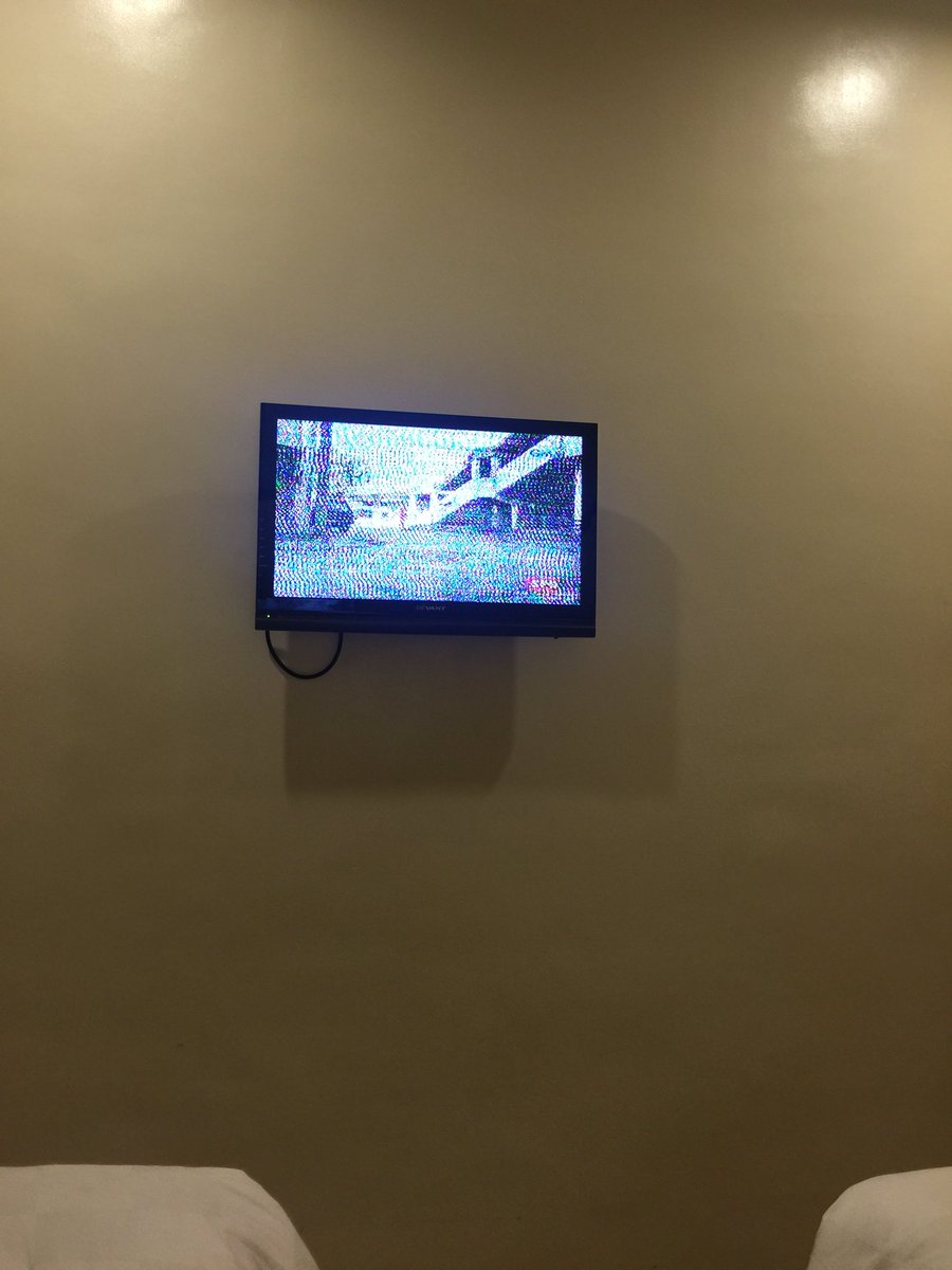 RBCamo's tweet photo. Yung nagmamadali kang bumaba ng eroplano para maabutan ang #KKHinagpis tapos eto ang madadatnan mong signal ng gma sa gohotel??? 😭😭😭 @gmanetwork https://t.co/9FV5X46XcK