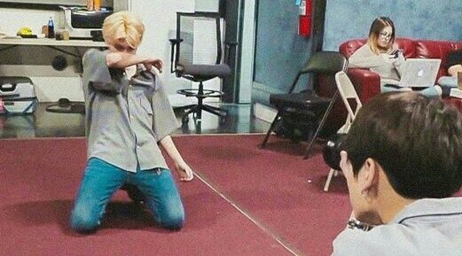 JikookclanS's tweet photo. Te encanta tomarle fotos a jimin, ya lo captamos Jeon 💕
#jikook #KOOKMIN #JUNGKOOK #jimin #MTVBRKPOPBTS #PremiosMTVMiaw #BTS #BTS14M #BTS24HoursLeft #BTSBBMAS #Jikookmin #BTSTour #iVoteBTSBBMAs #jikookmin 
-white🌚💫 https://t.co/RZB8S4NUDG
