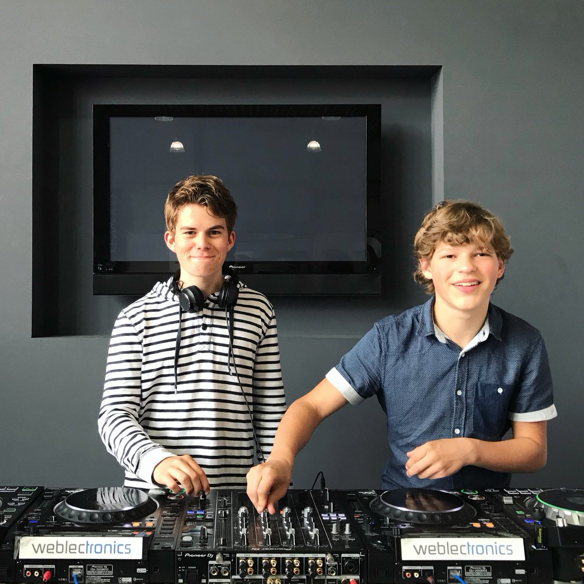 DJSchoolBenelux's tweet photo. B2B sessie bij onze DJ School Benelux! #djschoolbenelux #djschool #dj #djing #djlife #djgear #electronicmusic #music #electronic #dancemusic #dance #benelux #breda https://t.co/UOY3KpaYhM