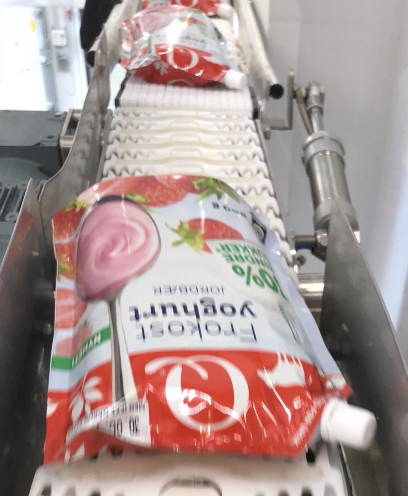 QBentM's tweet photo. Thiwaphon @karl_johan og @QlillianF viser stolt opp dagens produksjon av Q frokost yoghurt jordbær. Godt å ha en superoperatør som Thiwaphon til  å produsere sukkerfattig jordbæryoghurt med tipp topp smak hver dag. 👏👏👏👏👏 https://t.co/ZSxnyH3vHS