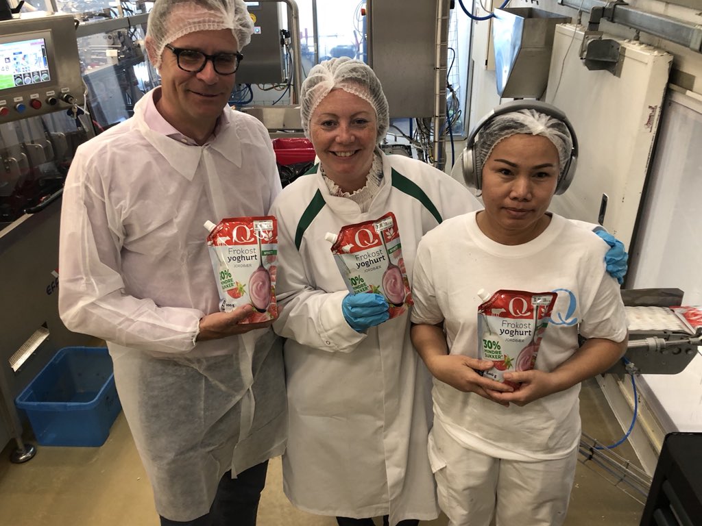QBentM's tweet photo. Thiwaphon @karl_johan og @QlillianF viser stolt opp dagens produksjon av Q frokost yoghurt jordbær. Godt å ha en superoperatør som Thiwaphon til  å produsere sukkerfattig jordbæryoghurt med tipp topp smak hver dag. 👏👏👏👏👏 https://t.co/ZSxnyH3vHS