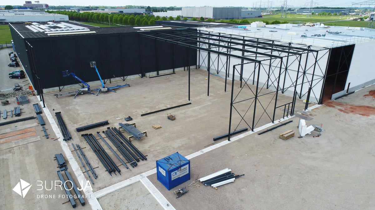 Een mooie dronefoto van ons werk ontvangen deze week! De 2e fase van de #staalconstructie voor dit magazijn in #Zwolle is bijna klaar! Over een paar weken volgt de laatste fase! riezebos-constr.nl #staalbouw