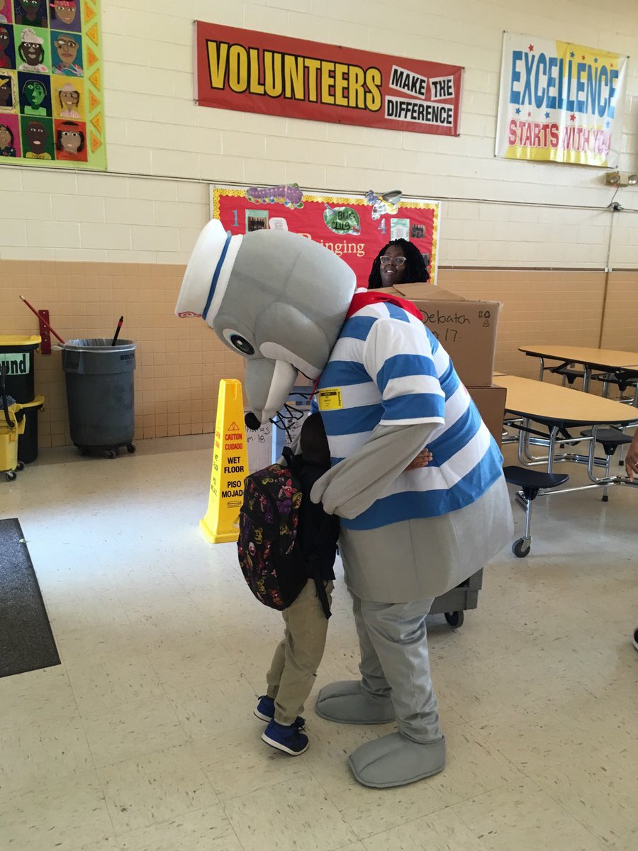 OneADPNorfolk's tweet photo. OneADP Norfolk’s mascot delivers snacks to students taking their SOL’s yesterday #oneadpnorfolk #winasone #workhappy https://t.co/OyPIQ7oegf