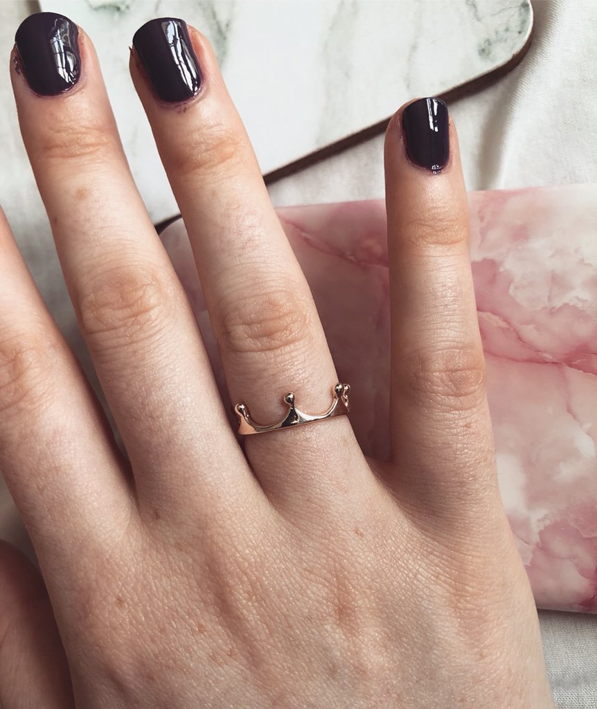 sammijo94's tweet photo. new rose gold crown ring. ๐
I now have queen status. ๐
Iโm going to the royal wedding. ๐ฐ๐ป
(I wish.) ๐
@coconutlaneuk
#queenring #crown #rosegold #marble #coconutlane https://t.co/Zg6sFBGfVy