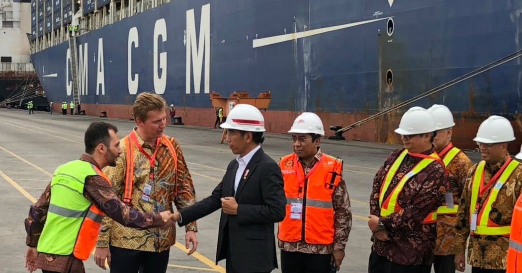 cmacgm's tweet photo. Today @CMACGM welcomed Indonesian President @jokowi, during his visit to the Port of #Jakarta. He met the crew &amp; local staff @cmacgm TAGE vessel deployed on the JAX line &amp; he explained that the #CMACGM ships deployed in Jakarta are the biggest having called in to #Indonesia https://t.co/FPLqaYJgha