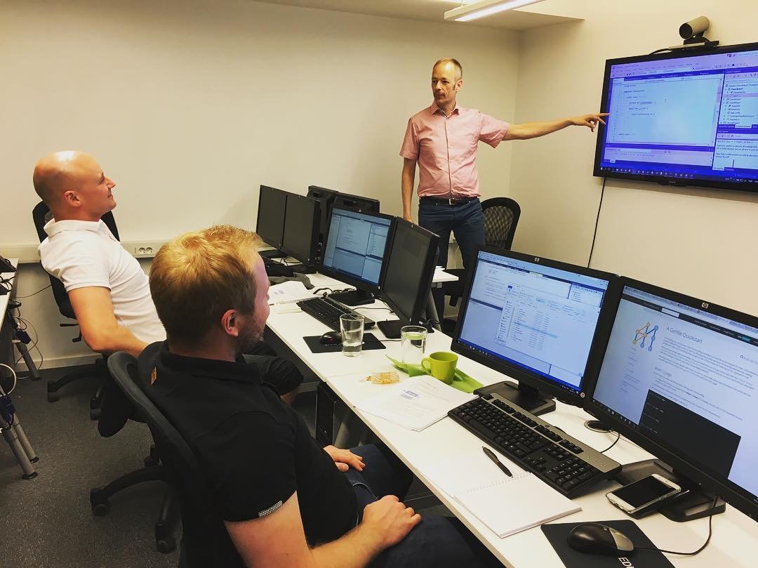 Edument's tweet photo. Alltid lika härligt på hemmaplan, inne på andra dagen utav C# masterclass med Tore
#edument #home@edument #masterclass #malmö #C# #utbildning #itutbildning #wtcmalmö #teachingit #tech https://t.co/mXNhib8zV8