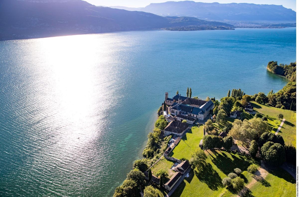 SMBIntl's tweet image. Lakes: 4 natural areas to log out in #savoiemontblanc ➡️savoie-mont-blanc.com/en