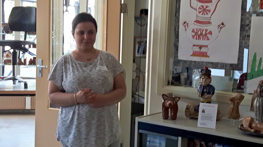 LindaOstendorp's tweet image. Esra vertelt over haar prachtige werk tijdens rondleiding bij atelier de Wijde Doelen!
#BuitenGewoonKunst #outsiderart