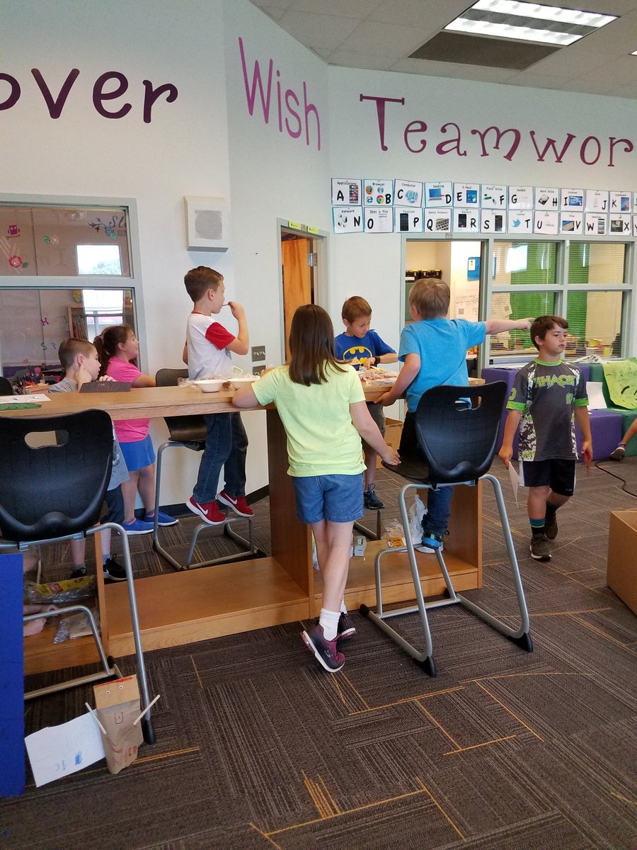 eeswright's tweet photo. EES has market day in second grade! Love our entrepreneurs! #marketday #secondgrade #fun @EESwiseowls https://t.co/vzVaNBal6W