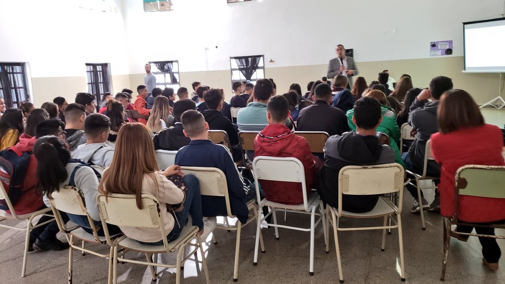 miguelsiciliano's tweet photo. Estamos en una nueva jornada de #LaDemocraciaAlAula en la escuela República de Francia de B° Rosedal. Gracias a los profes y a los chicos por permitirnos  formar parte de su vida institucional. #PensandoCordoba https://t.co/5WM6qTVcRr