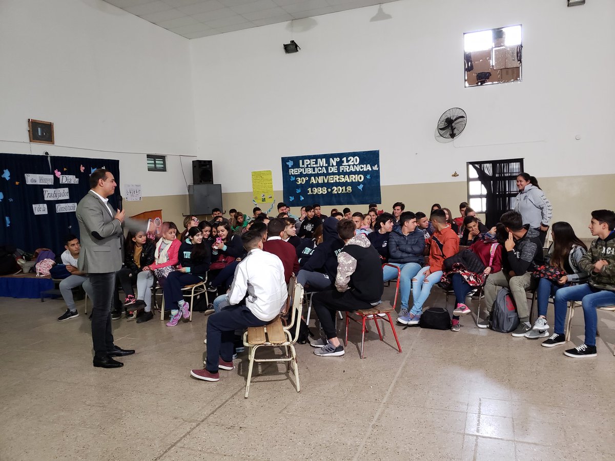 miguelsiciliano's tweet photo. Estamos en una nueva jornada de #LaDemocraciaAlAula en la escuela República de Francia de B° Rosedal. Gracias a los profes y a los chicos por permitirnos  formar parte de su vida institucional. #PensandoCordoba https://t.co/5WM6qTVcRr
