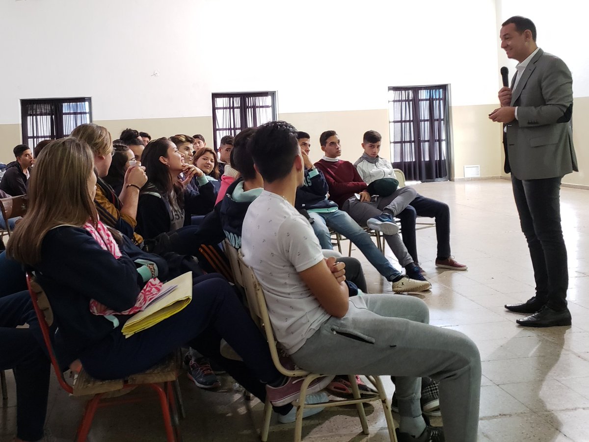 miguelsiciliano's tweet photo. Estamos en una nueva jornada de #LaDemocraciaAlAula en la escuela República de Francia de B° Rosedal. Gracias a los profes y a los chicos por permitirnos  formar parte de su vida institucional. #PensandoCordoba https://t.co/5WM6qTVcRr
