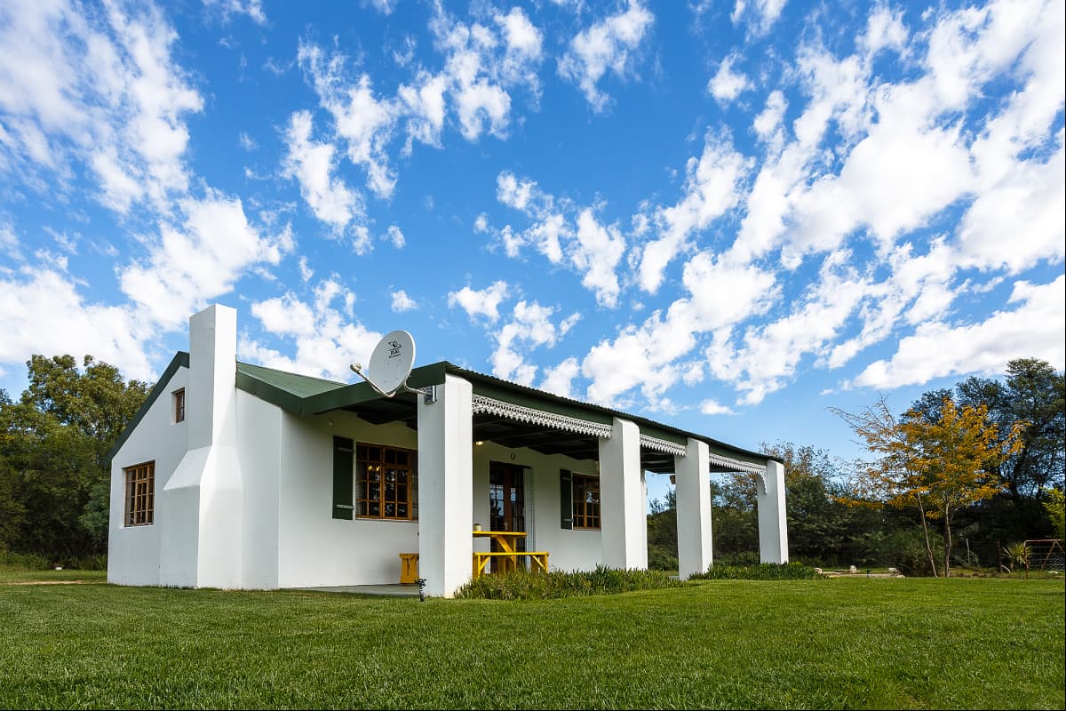TravelGround's tweet photo. Looking for a fantastic farm stay? This luxurious self-catering cottage in Bethulie will be the perfect fit! https://t.co/dsCc7ps9VG #travelground #ChooseDay https://t.co/xWcDTJdNNX