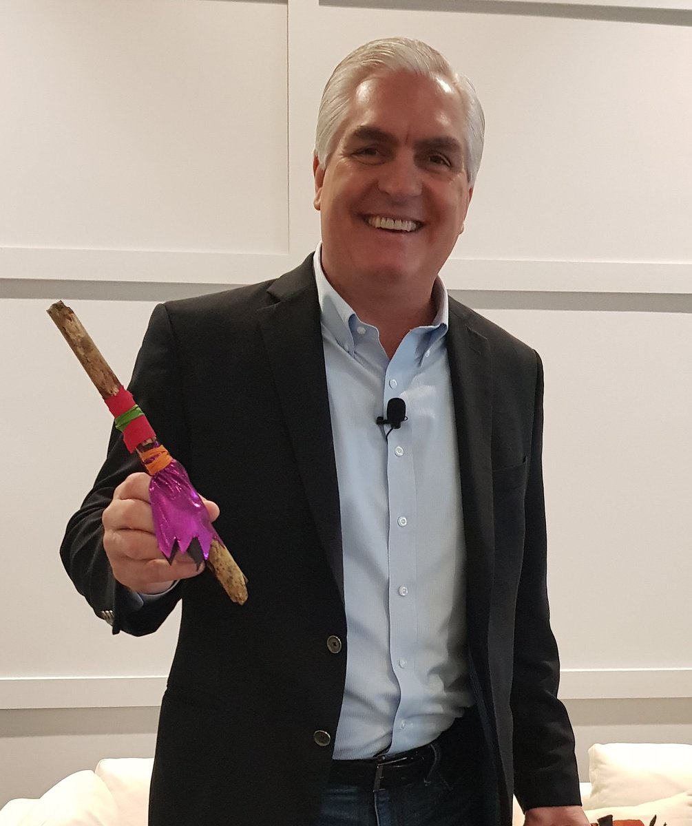 carostrachan's tweet photo. My fabulously creative 4yr old daughter made me a "superhero stick" to help with stage nerves at #GBTALadders then John Snyder CEO @BCDTravel asks if he can take it onstage with him ❤❤
#LadderUp #BeTheRoad https://t.co/vkS77p6UdA