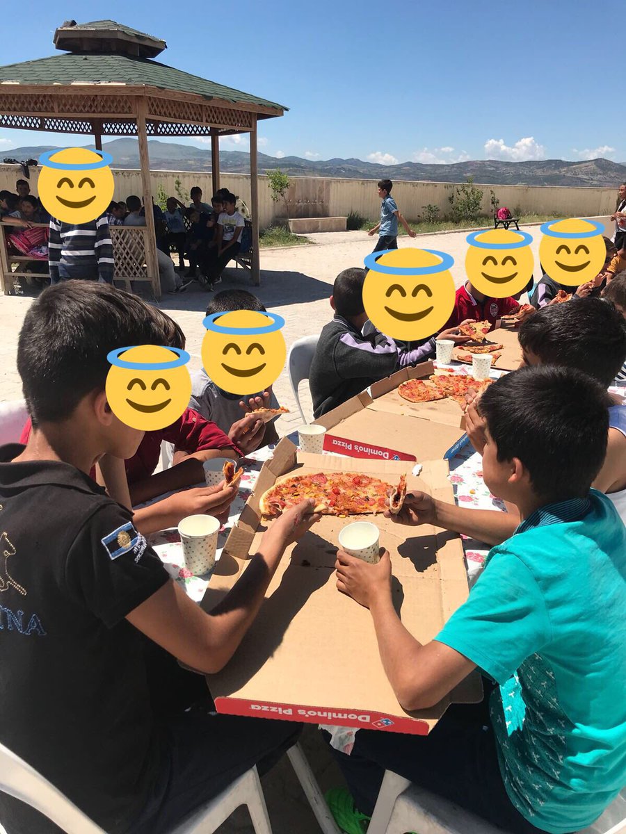 Ahbap_Gaziantep's tweet photo. Kilise bağlı bir köy okulu olan Sabanlı İlkokulunda pizza şenliği gerçekleştirdik 😊

Sponsor olan @DominosTR teşekkür ederiz 😊
@haluk_levent @ahbapplatformu @Ahbap_Insanlik https://t.co/RICAJPHplW