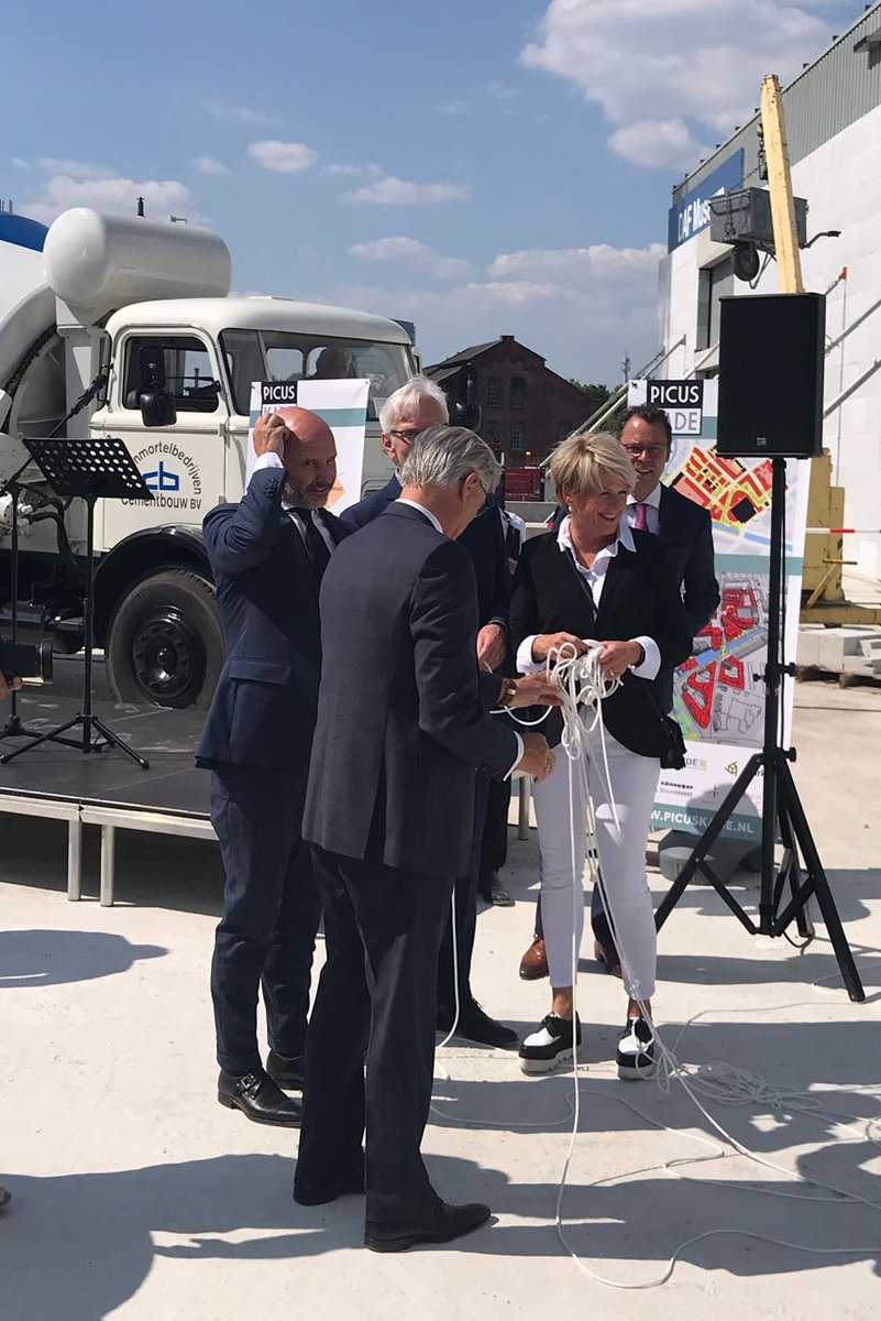 Wooninc's tweet photo. Ontwikkeling Picuskade in volle gang. Officiële feestelijke handeling met onze partners. Trots op dit project! #Picuskade #Eindhoven #woningcorporaties #trots https://t.co/xQRPtVhOPi