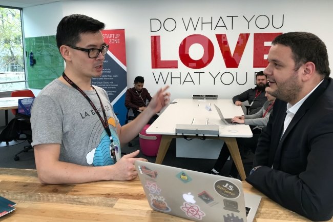 Oracle_France's tweet image. Qui rejoindra la promotion 2018 de notre programme Oracle Startup Cloud Accelerator ? 🚀 Réponse au début de l&apos;été ! #OracleStartup #CreateTomorrowToday

▪ Plus d&apos;infos : lemondeinformatique.fr/actualites/lir…