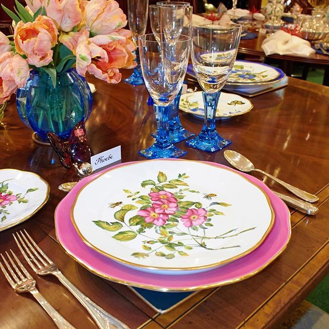 Scully1934's tweet photo. A peony for your thoughts?
.
.
.
.
.
#tablescape #tablesetting #herend #americanwildflowers #flowers #tabletoptuesday #moser #lancelot #crystal #porcelain #handmade #luxury #ScullyandScully https://t.co/afmgztlTrF