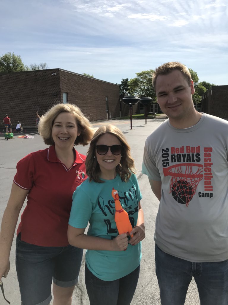 RBESMissSears's tweet photo. Third grade team hanging with Mr. Chicken #redbudmrchicken #redbud132 https://t.co/IGOhvm1MdH